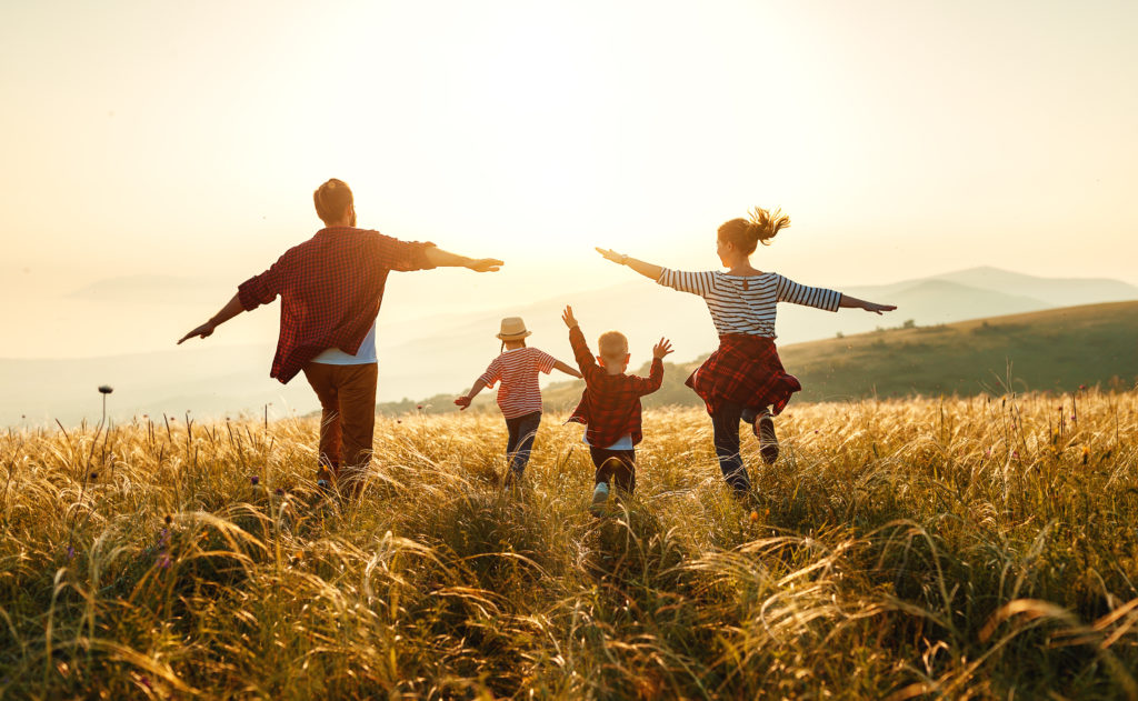 famiglia felice al tramonto