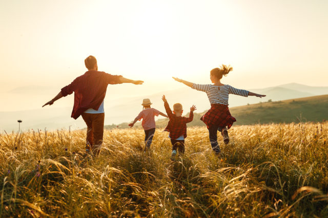 famiglia felice al tramonto